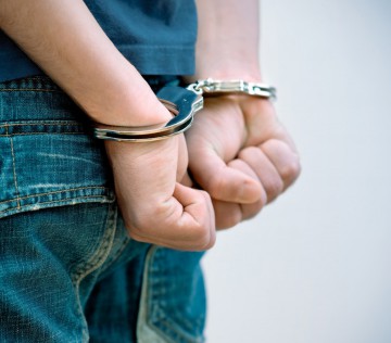 Bărbat arestat preventiv: a furat fier vechi din curtea unei case